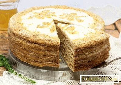 Honey cake with lemon cream