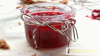 Currant, strawberry and raspberry jelly